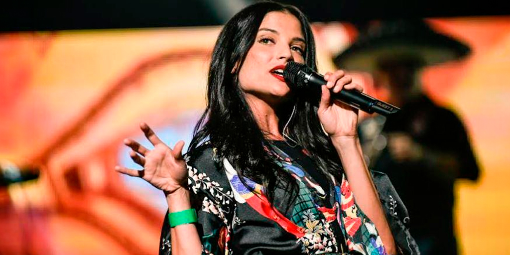 Estilo y Finanzas, Concierto, Concierto exclusivo de Natalia Jiménez, Tarjeta de Crédito Premium, Experiencias, cantante en escenario, iluminación espectacular, música en vivo, Vidanta Nuevo Nayarit