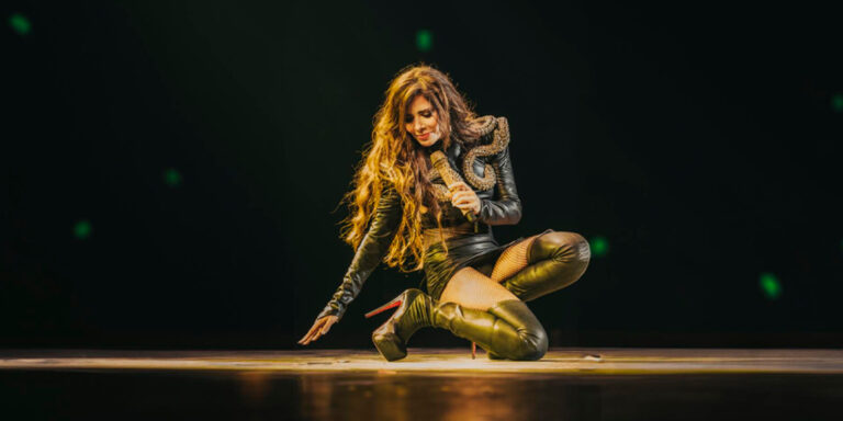 Estilo y Finanzas, escenario de concierto, Gloria Trevi en concierto, tarjeta de crédito, experiencias, escenario exclusivo preparado para concierto íntimo.