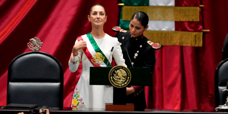 Estilo y Finanzas, moda artesanal, vestido de Claudia Sheinbaum, tarjeta de crédito, raíces mexicanas, bordado, artesanía mexicana, tradición textil, Oaxaca, artesanos