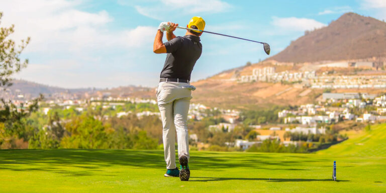 Estilo y Finanzas, golfista, campo de golf Tres Marías, seguro de auto, cotizar seguro de auto, Morelia, experiencia deportiva, actividad premium, exclusividad, golf en México.